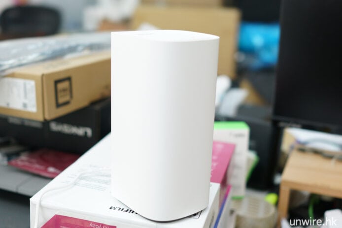 白色Linksys Pinnacle 2.0路由器擺放在桌面上.