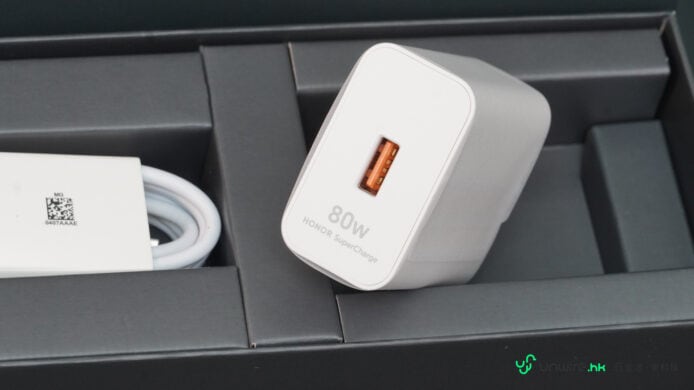 華為80W快充充電器,配備USB Type-C接口.