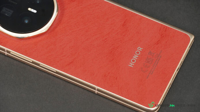 紅色Honor Magic V6手機背面細節.