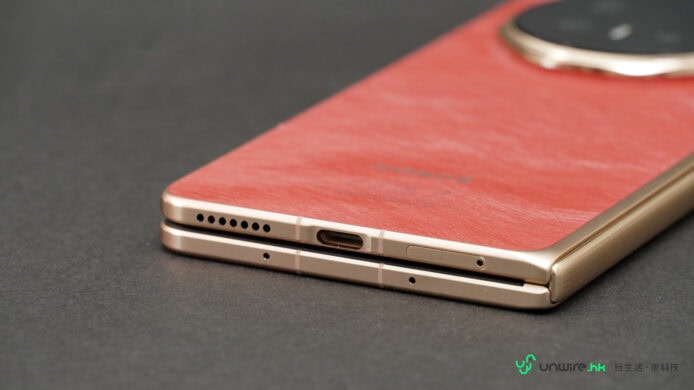 紅色Honor Magic V6手機近拍.