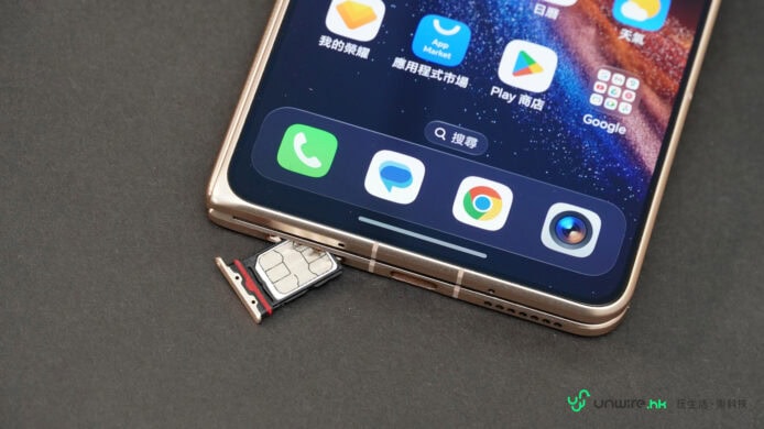 Honor Magic V6手機插卡槽特寫.