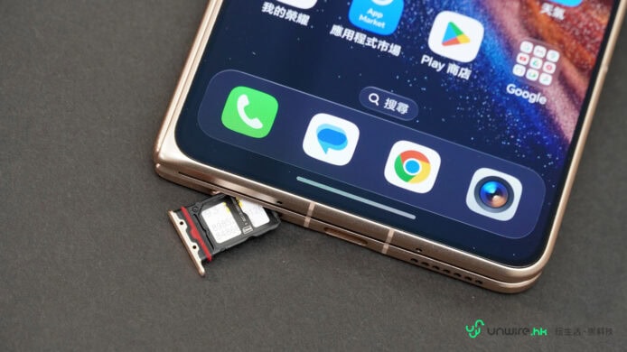 Honor Magic V6手機與SIM卡插槽特寫.