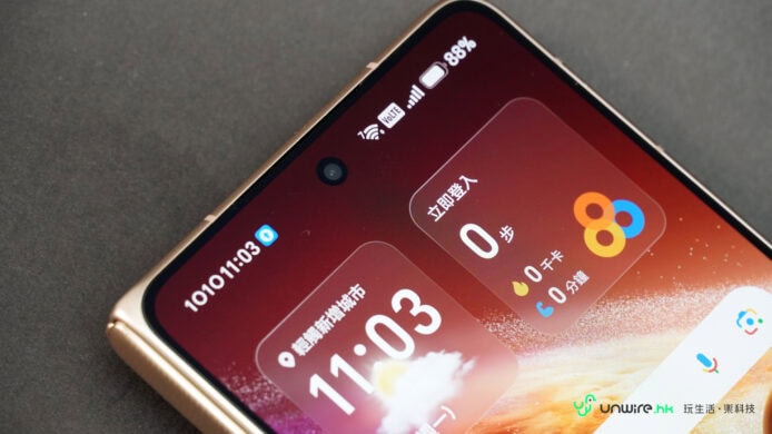Honor Magic V6 折疊手機顯示電池和時間.