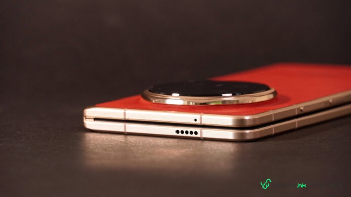 紅色Honor Magic V6手機側面細節.