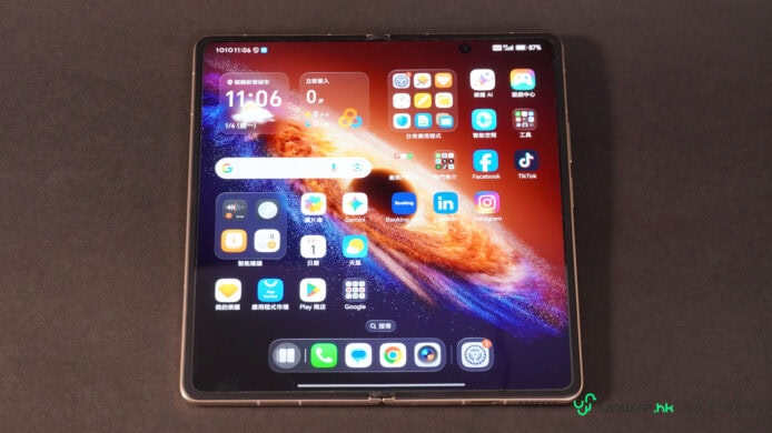 Honor Magic V6 折疊手機顯示多彩界面.