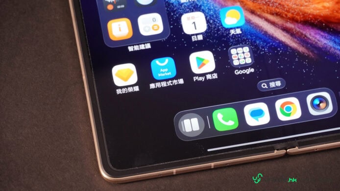 Honor Magic V6 折疊手機顯示多功能界面.