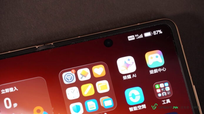 Honor Magic V6 折疊手機顯示多彩應用圖示.