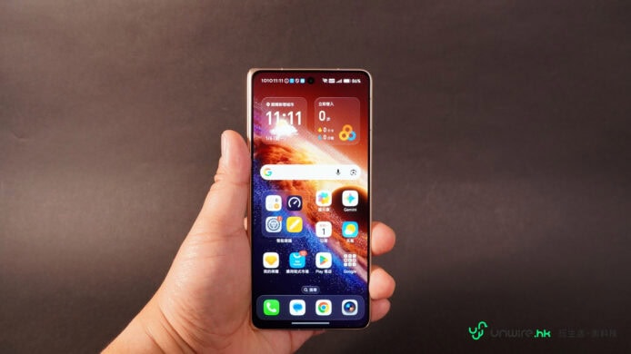 Honor Magic V6紅色手機屏幕特寫.