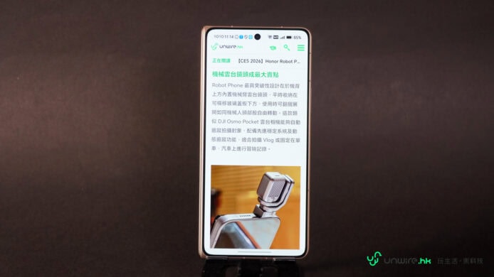 手機顯示科技新聞與產品圖片.