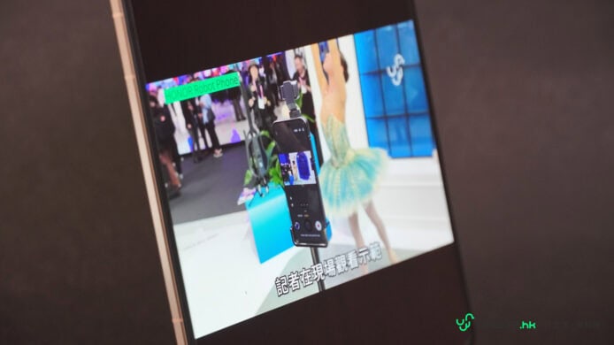 Honor Magic V6 折疊手機展示於展覽會場.