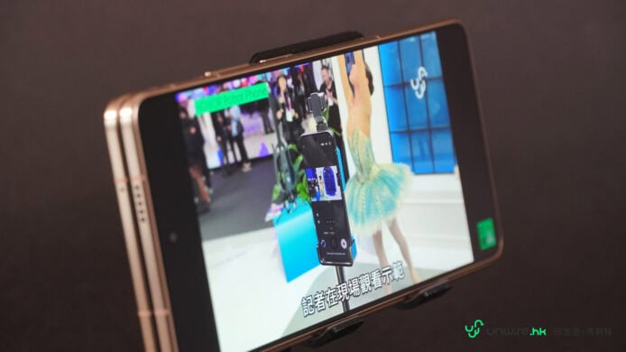 Honor Magic V6 折疊手機展示於展覽現場.