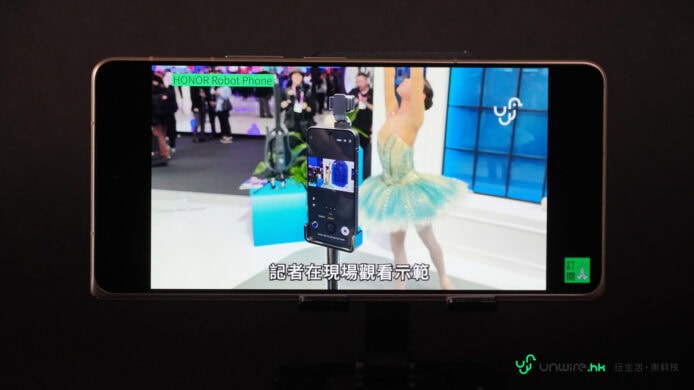 Honor Magic V6 折疊手機展示於展覽會場.