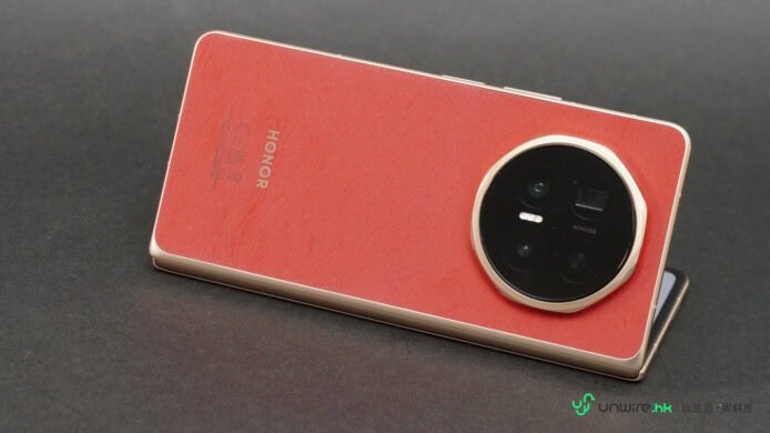 紅色Honor Magic V6手機特寫.