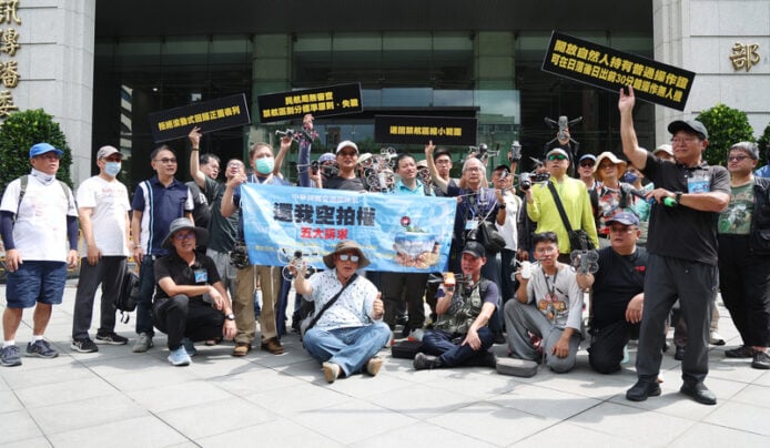 抗議者手持標語反對禁航區擴大.