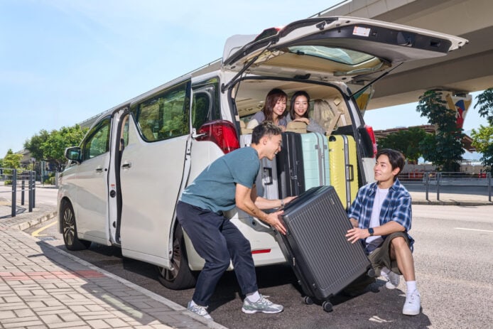 港人搭乘士搭車行李裝載.