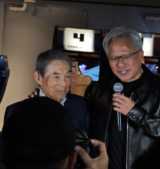 黃仁勳與SEGA元老合影留念.