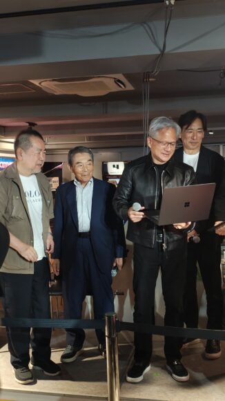 黃仁勳在東京秋葉原與SEGA元老會面.