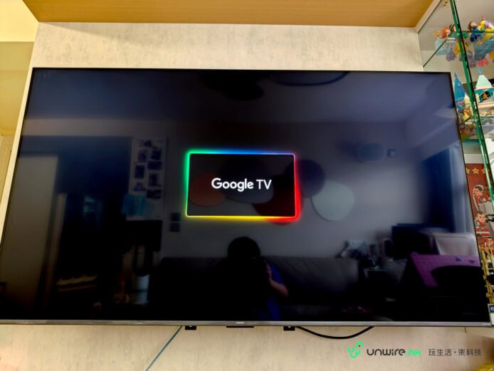 Google TV 標誌顯示在電視屏幕上.