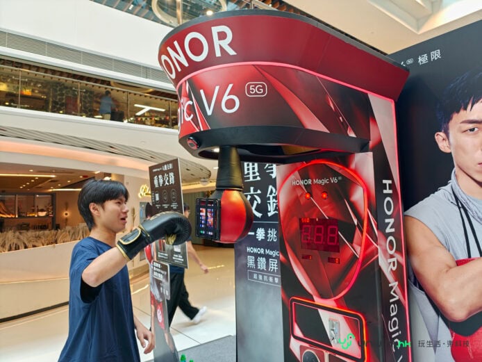 Honor Magic V6手機展示攤位吸引顧客.