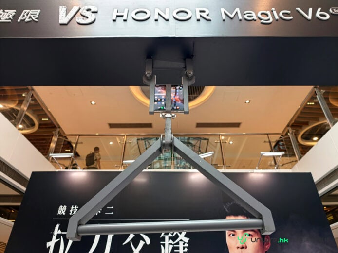 Honor Magic V6 摺疊手機展示於展覽會場.