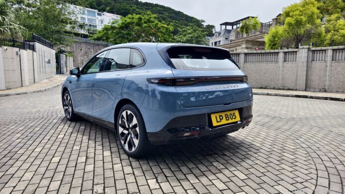藍色電動車在戶外停車場.