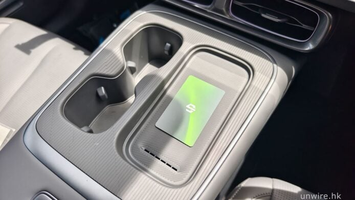 電動車中控台充電區域與無線充電板.