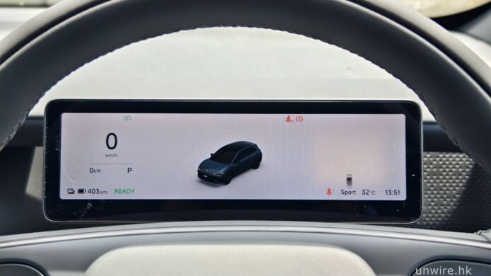電動車內部數碼顯示屏顯示車輛資訊.
