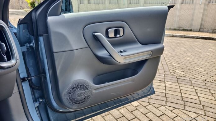 車門內部設計與揚聲器細節.