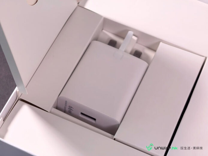 Honor MagicPad4 充電器在包裝盒內.