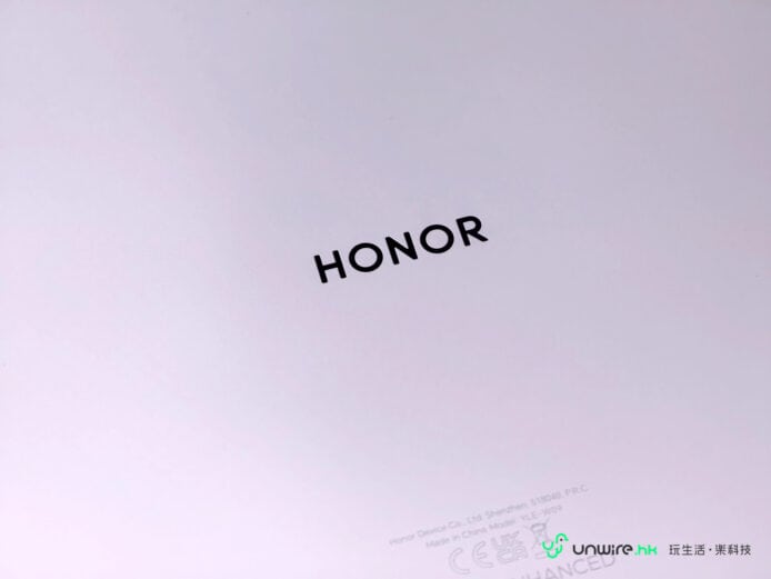 Honor品牌標誌在白色背景上.