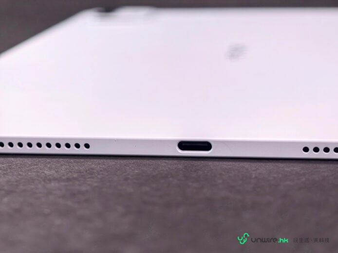 Honor MagicPad4 連接端口特寫.