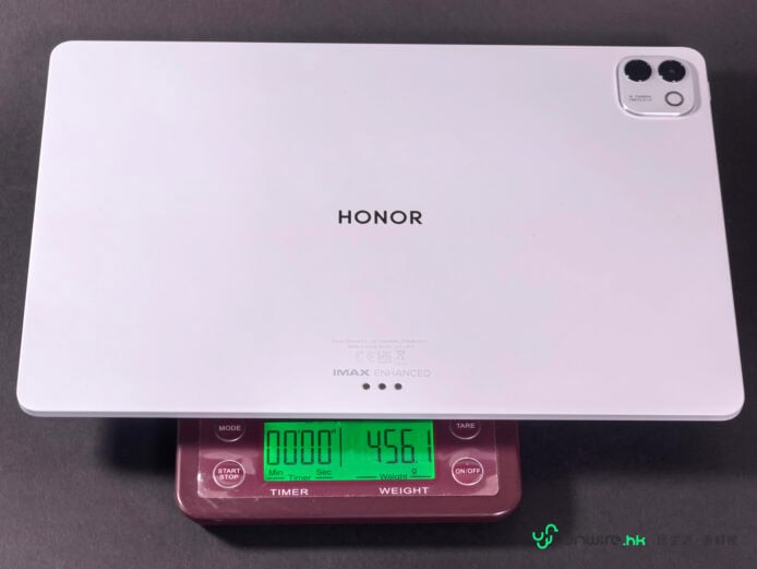 Honor MagicPad4 輕薄平板放在電子秤上.
