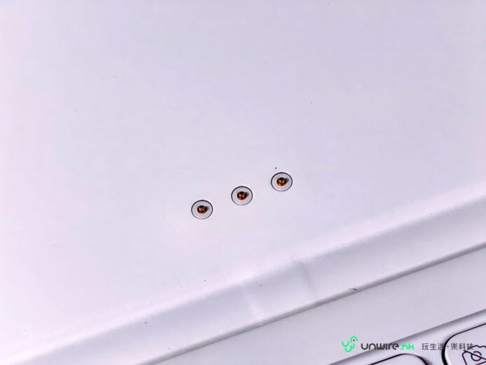 白色電子設備上的三個螺絲.