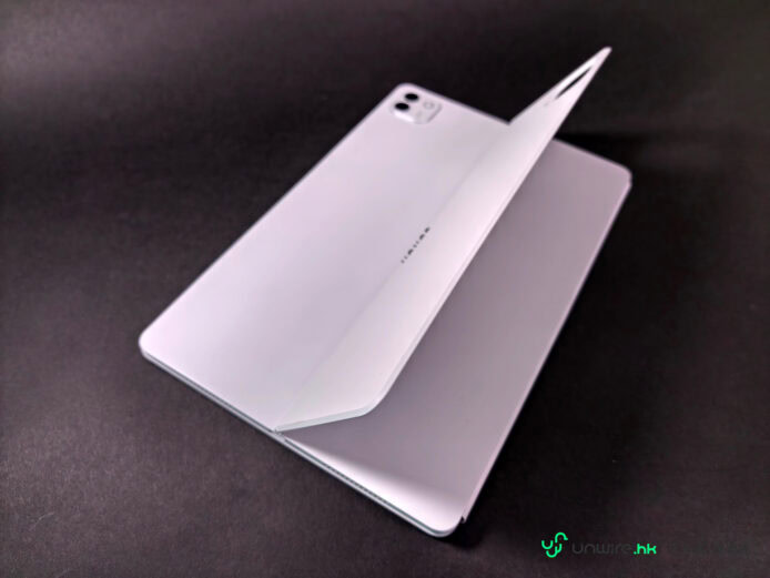 Honor MagicPad4平板電腦與筆記本電腦並排展示.
