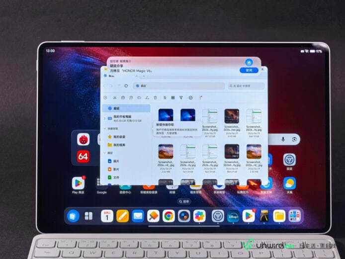 Honor MagicPad4 平板電腦顯示多個應用程式.