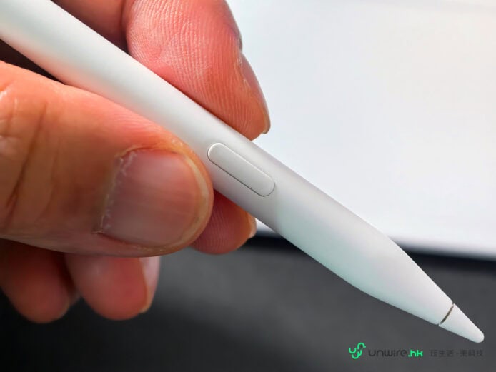 手持 Apple Pencil 進行書寫或繪畫.