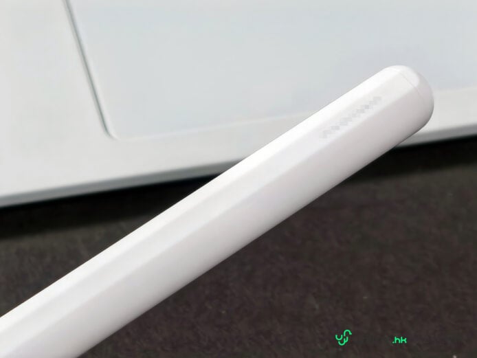 白色便攜式掃描器放在黑色表面.
