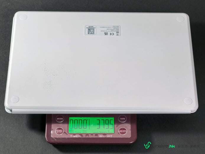 平板放在電子秤上，顯示重量37.05克.