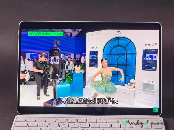 Honor MagicPad4 展示屏幕上的舞蹈表演.