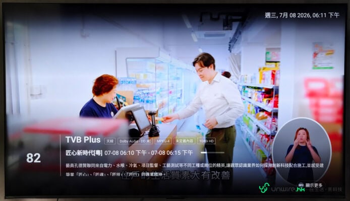 超市內購物,顧客用信用卡付款.