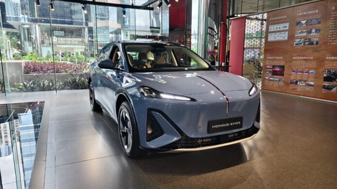 紅旗純電SUV E-HS9展示於展廳內.