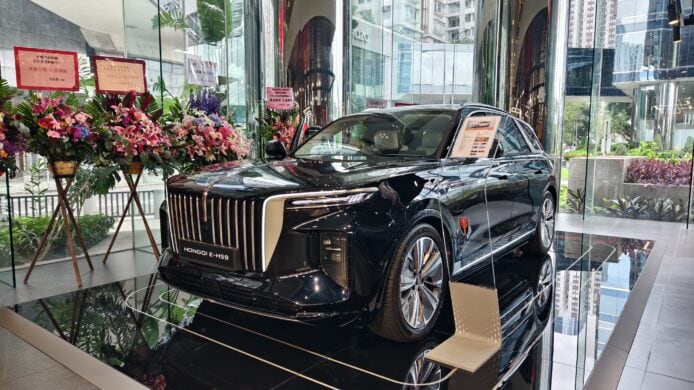 紅旗純電SUV E-HS9展示於展廳內.