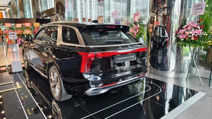 紅旗純電SUV E-HS9展示於展廳內.