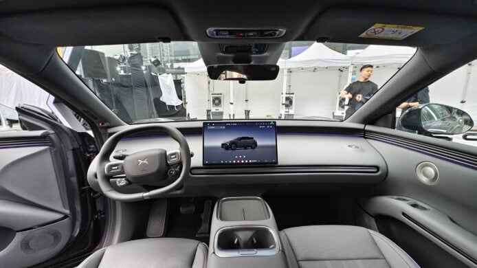 XPENG電動車內部儀表板與中控屏幕.