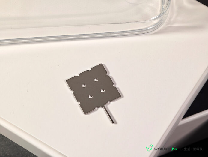 手機配件金屬片放在白色桌面上.