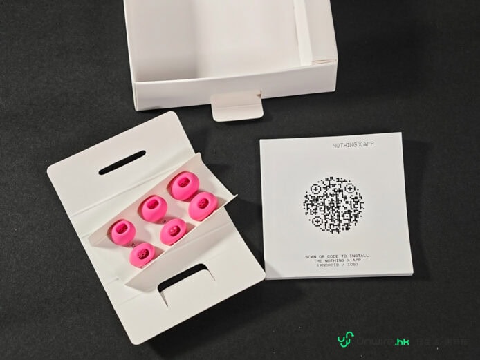 Pink耳機配件與掃描二維碼.