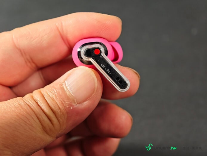 Pink 無線耳機特寫展示.
