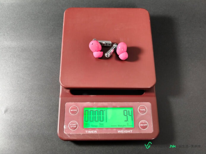 粉紅色耳機放在電子秤上.