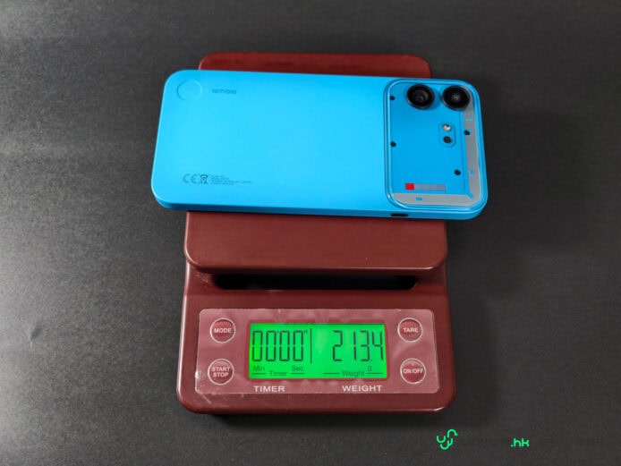 藍色Nothing Phone (4b)手機放在電子秤上.