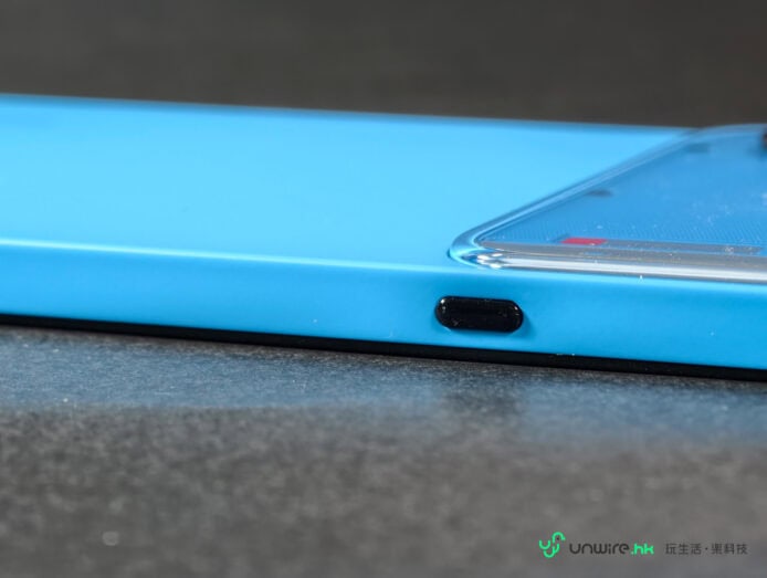 Nothing Phone (4b) 充電接口特寫.